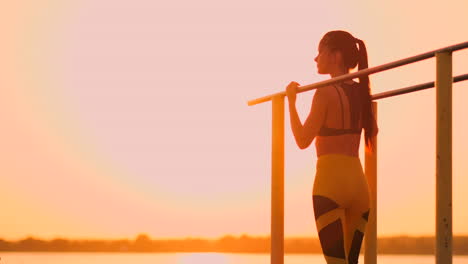 Das-Thema-Frauensport-Und-Gesundheit.-Schöne-Kaukasische-Frau-Mit-Lockigem-Langen-Haar-Posiert-Auf-Einem-Sportplatz-Im-Freien-Und-Hält-Hor.-Das-Thema-Frau-Sport-Und-Gesundheit